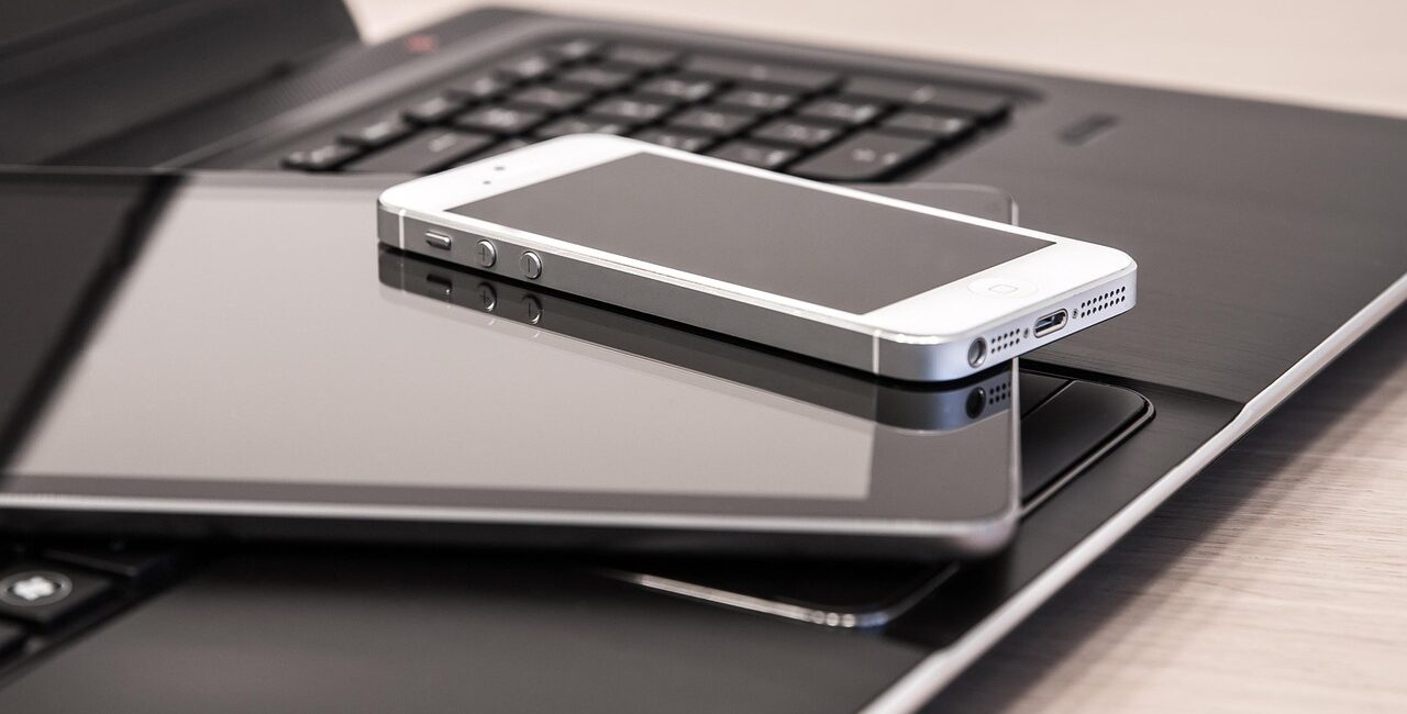 Służbowy telefon w kieszeni – wygoda czy ryzyko?