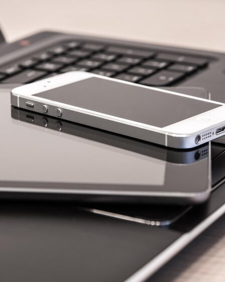 Służbowy telefon w kieszeni – wygoda czy ryzyko?